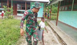 TNI Ajak Murid Bergotong Royong Bersihkan Lingkungan Sekolah - JPNN.com