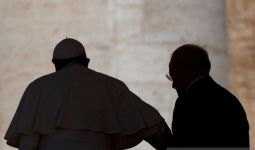 Hampir Tak Bisa Berdiri, Paus Fransiskus Masih Mengutuk Invasi Rusia - JPNN.com