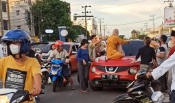 Pria Pengemudi Nissan Juke Tepergok Bersama WIL, Wanita Ini Sampai Naik Kap Mobil, Viral - JPNN.com
