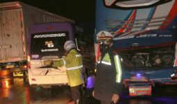 3 Bus & 1 Mobil Terlibat Kecelakaan di Tol Jakarta-Cikampek - JPNN.com