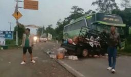 Bus Vs Mobil Pikap, 4 Orang Tewas, Lihat Tuh, Ngeri! - JPNN.com