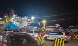 Malam-malam Pelabuhan Bakauheni Dipadati Pemudik, Lihat Penampakannya - JPNN.com