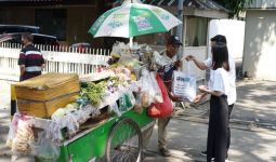 Milenial Peruri Membagikan Paket Sembako Bagi Pemulung, Tukang Parkir - JPNN.com