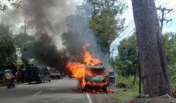 Detik-Detik Mobil Pemudik Asal Surabaya Terbakar di Sampang, Ya Tuhan - JPNN.com
