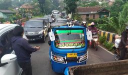 Satu Keluarga dari Jakarta Mudik ke Tasikmalaya Menggunakan Bajaj, Sudah Biasa Hadapi Kemacetan - JPNN.com