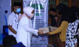 Ramadan Penuh Berkah, Menaker Ida Fauziyah Salurkan Paket Sembako untuk Warga Mojokerto - JPNN.com