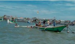 Prajurit TNI AL Mengevakuasi Perahu Nelayan yang Tenggelam - JPNN.com