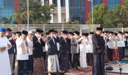 Anies Terlihat Gagah Saat Salat Id, Kenakan Jas Hitam Plus Sarung Batik - JPNN.com