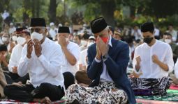 Akhirnya Bisa Salat Id Bersama Warga, Ganjar Pranowo: Luar Biasa - JPNN.com