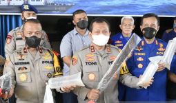 Polisi Tangkap Kapal Hantu, Lihat Barang Bukti yang Dipegang Kapolda Irjen Toni - JPNN.com
