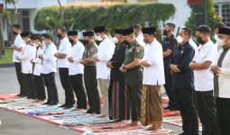 Jokowi Salat Id di Istana Yogyakarta, Lihat Siapa Tentara di Sampingnya - JPNN.com