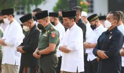 Presiden Jokowi Tempati Saf Terdepan Saat Salat Id, Ada Jenderal di Samping, Lihat - JPNN.com