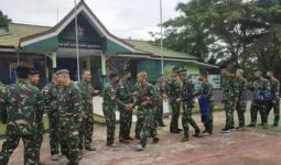 Jauh dari Keluarga, Prajurit TNI Merayakan Lebaran dengan Sederhana di Perbatasan RI - Malaysia - JPNN.com