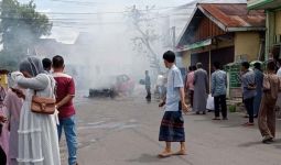 Sedan Timor Merah Tiba-Tiba Terbakar, Penumpang Berhamburan Keluar - JPNN.com