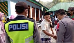 Polisi Jaga Pelaksanaan Salat Id Penganut Islam Aboge di Banyumas - JPNN.com