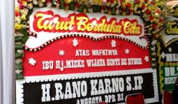 Suasana Rumah Duka Mieke Wijaya, Ada Karangan Bunga dari Gubernur DKI Jakarta - JPNN.com