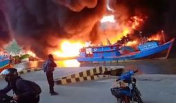 Kebakaran Hebat di Dermaga Batere Cilacap, Sejumlah Kapal Nelayan Ludes Terbakar - JPNN.com