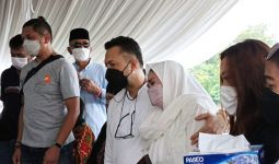 Suara Tangis Pilu Anak Mieke Wijaya Pecah Antar Sang Ibu ke Peristirahatan Terakhir - JPNN.com