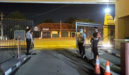 Malam-Malam Anggota Propam dan Polisi Bersenjata Lengkap Bersiaga, Oh Ternyata - JPNN.com