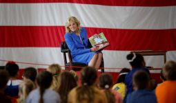 Jill Biden Peduli Anak-anak Ukraina yang Terlantar - JPNN.com