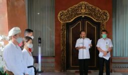 2 Bule Rusia Berfoto Bugil di Pohon Suci, Gubernur Bali Geram, Usir! - JPNN.com