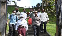 Jokowi Kunjungi Pura di Bali, Lihat Siapa yang Mendampingi - JPNN.com