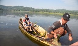 Perempuan Cantik di Perahu Itu Hamil, Berjumpa Dedi Mulyadi di Danau Cirata, Oh - JPNN.com