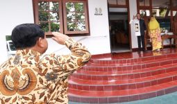 H+6 Lebaran, Prabowo Kunjungi Eks Atasannya, Langsung Beri Hormat saat Bertemu - JPNN.com