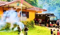 Antisipasi Malaria dan DBD di Papua Barat, Prajurit TNI Melakukan Pengasapan - JPNN.com