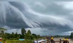 Fenomena Awan Berbentuk Gelombang Tsunami Terjadi di Langit Kutai Kartanegara, Lihat - JPNN.com