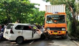 Kejadian di Palembang, Mobil Xenia Vs Truk Kontainer, 10 Orang Terluka - JPNN.com