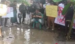 Kesal Jalan Rusak, Warga Bogor Protes dengan Cara Seperti Ini - JPNN.com