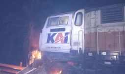 Lihat, Pikap Terbakar setelah Dihantam Kereta Api Babaranjang - JPNN.com