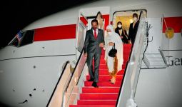 Jokowi Tiba di Pangkalan Militer AS, Ini Sosok yang Ditemuinya ketika Pintu Pesawat Dibuka - JPNN.com