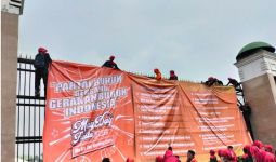 Buruh Bentangkan Spanduk di Pagar Gedung DPR RI, Nih Tuntutannya - JPNN.com