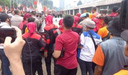 Massa Demo May Day 2022 Kepung Mobil Sedan, Ada Pemukulan, Tegang - JPNN.com