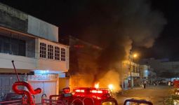 2 Mobil Terbakar di Halaman Masjid Saat Subuh, Begini Kronologinya - JPNN.com