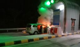 Kijang Innova Terbakar di Gerbang Tol Kota Baru, Begini Kondisinya - JPNN.com