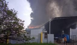 Ada Kebakaran Pabrik di Bekasi, Lihat Fotonya - JPNN.com