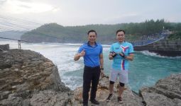Pulang Kampung, Ibas dan AHY Uji Adrenalin di Jembatan Nyali Pantai Watu Bale Pacitan - JPNN.com