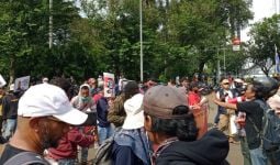 Polisi Menanyakan Surat Izin kepada Demonstran di Patung Kuda, Sempat Bersitegang - JPNN.com