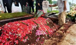 Jenazah Ivo Nilakreshna Dimakamkan di TPU Tanah Kusir, Astri Terlihat Tegar - JPNN.com