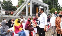 Jokowi Tertangkap Kamera Tunjukkan Gestur 3 Jari di Magelang - JPNN.com