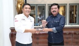 MotoGP Indonesia Sukses, Marsekal TNI (Purn) Hadi Tjahjanto Diganjar Penghargaan oleh MGPA  - JPNN.com