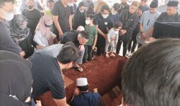 Keluarga Dimas Seto Jalankan Sunah Rasul Ini Saat Makamkan Sang Ayah - JPNN.com