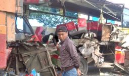 Braak! Bus Sarat Penumpang Tabrak Truk di Jalan Lingkar Pati, Innalillahi - JPNN.com