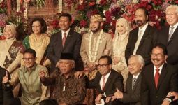 Para Menteri Berpose di Acara Pernikahan Adik Jokowi dan Ketua MK, Sandi & Basuki Tampil Beda - JPNN.com