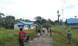 Prajurit TNI Lakukan Ini, Pemuda Kampung Bompay Papua Senang - JPNN.com