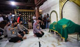 Kapolri Jenderal Sigit Bersimpuh di Depan Jenazah Buya Syafii Maarif - JPNN.com