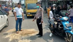 Mengantar Anak ke Sekolah, Windarningsih Coba Mendahului Truk, Brak! - JPNN.com